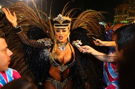 EGO Ellen Rocche usa fantasia decotada em desfile em São Paulo