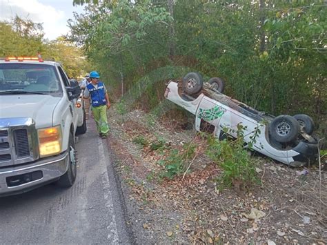 Aparatosa Volcadura De Camioneta Del Sector Salud En La Providencia