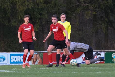 Fu Ball Gruppenliga Last Minute Sieger Und Ungeschlagene Im Duell