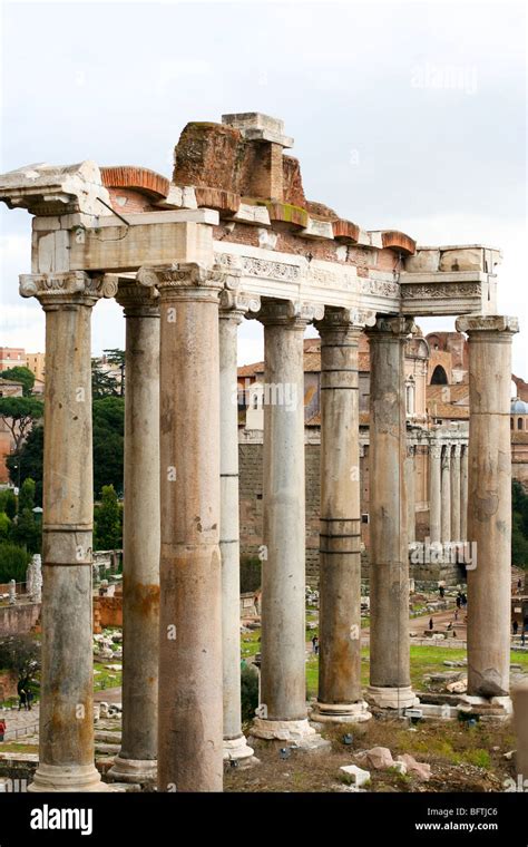 Italia Roma Las Ruinas De La Antigua Roma Las Columnas Del Templo De