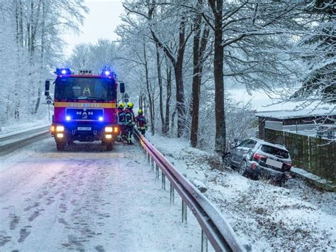 Unfall Auf Schneeglatter Stra E Bei Bad Berka