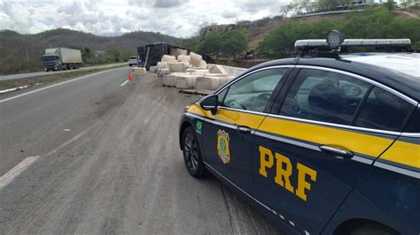 Carreta Tomba Na Br E Interdita Rodovia Que Liga Recife Jo O Pessoa