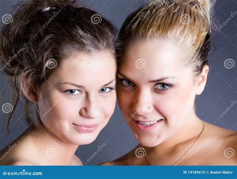 Due Giovani Donne Del Brunette E Bionde Immagine Stock Immagine Di