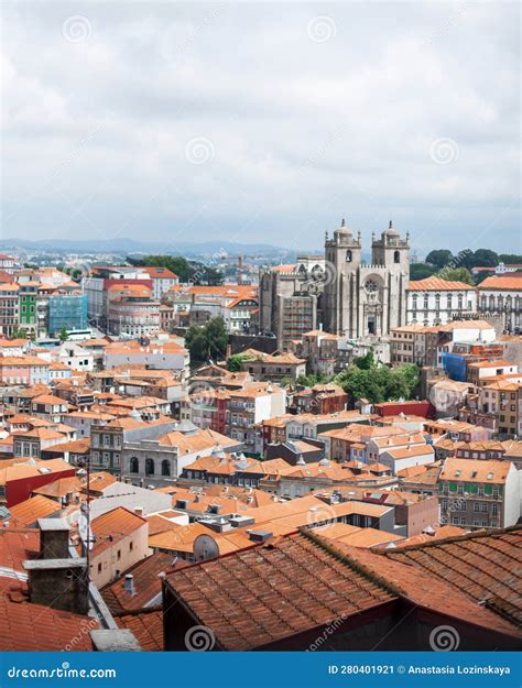 Vistas A Los Tejados De Tejas Anaranjadas De La Antigua Ciudad