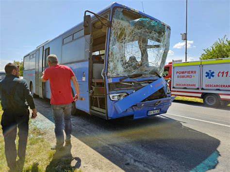 Autobuz cu aproximativ 30 de pasageri implicat într un accident rutier