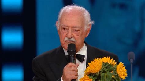 Emoção Ruy de Carvalho homenageado nos Globos de Ouro A vida tem de