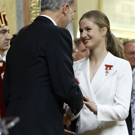 El Rey Felipe Y La Princesa Leonor Se Besan Con Cariño En La Jura De La Constitución La