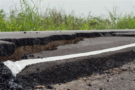 la surface d'asphalte de la rue a été démolie en raison d'une mauvaise
