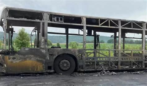 Un Autobuz Cu De C L Tori A Luat Foc N Mers Pe Un Drum Din Neam