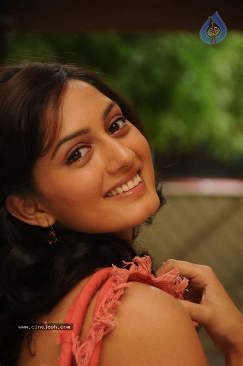 Parvathi Hot Stills Photo 25 Of 89