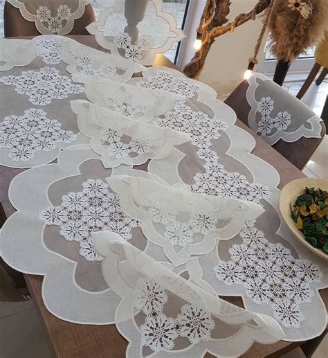 Görüntünün olası içeriği masa ve iç mekan Crochet Doilies Crochet