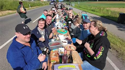 Fr Hliche Menschen Und Volle Tische Bei Der Langen Tafel S Dkurier