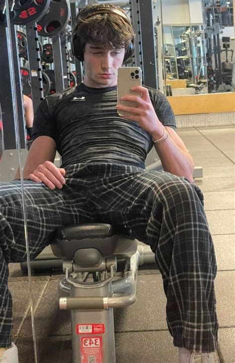 Pin by Aძᥲᥒ ᤚᥙᥒᥒ on ʸᴼᵁᴺᴳᴱᴿ Gym outfit men Attractive guys Hot