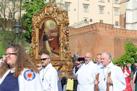 Krak W Tradycyjna Procesja Przesz A Z Wawelu Na Ska K Foto