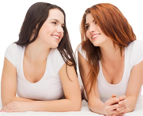 Amizade E Conceito De Pessoas Felizes Duas Garotas Rindo Em Camiseta