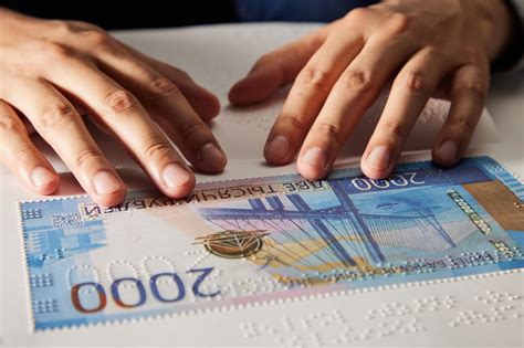 В Красноярск завезли книги по финкультуре для незрячих