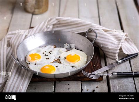 Spiegeleier In Der Pfanne Stock Photo Alamy