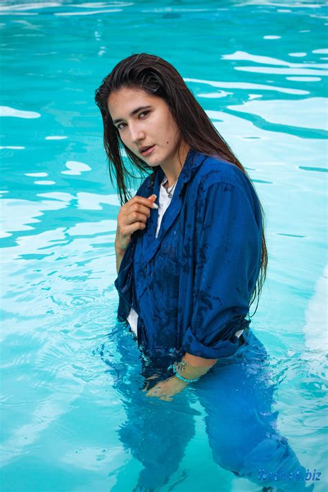 Wetlook Girl Swimming Fully Clothed In Pool R Wetlookgirls