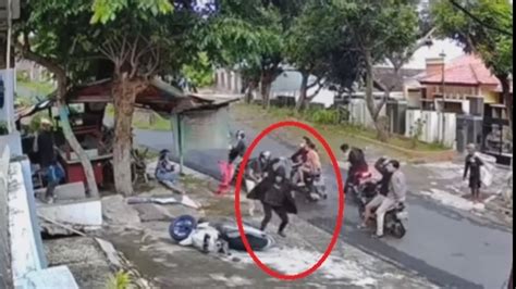 Viral Video Gerombolan Pemuda Bawa Senjata Tajam Serang Warga Di Semarang