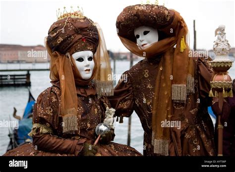 Paar Mit Traditionellen Venezianischen Masken Fotos Und Bildmaterial