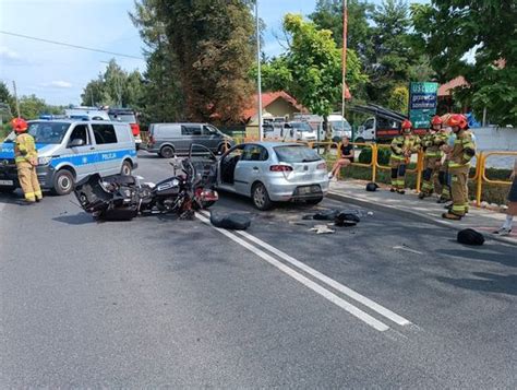 Zderzenie samochodu osobowego z motocyklem Kierujący suzuki był w