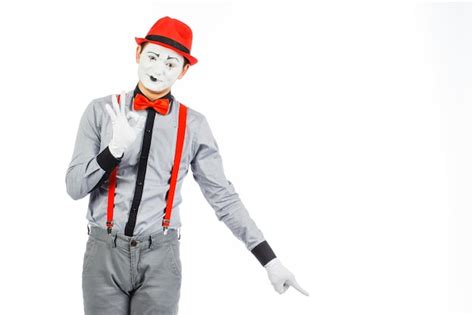 Retrato De Un Hombre Artista Payaso Mime Muestra Algo Aislado Sobre