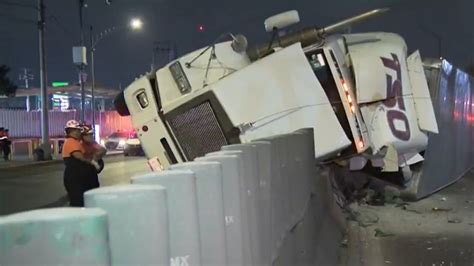 FOTOS Volcadura de tráiler provoca caos en Periférico Oriente Tu