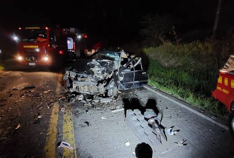 Batida entre carros deixa um morto e três feridos na BR 267 em Juiz de