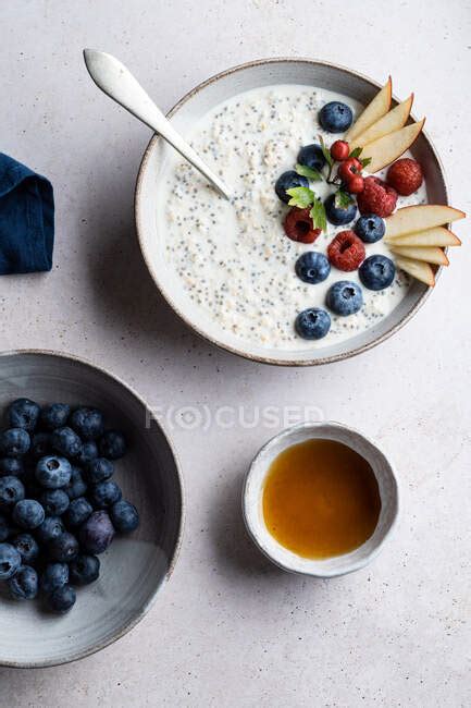 Sch Ssel Mit K Stlichem Haferbrei Mit Blaubeeren Und Himbeeren In Der