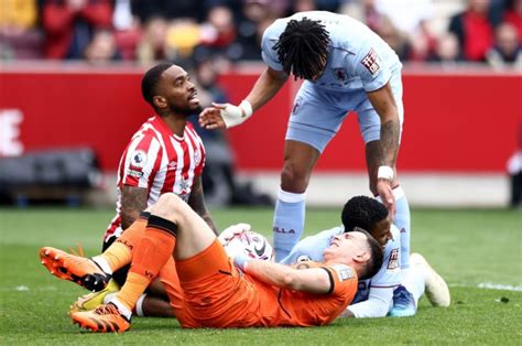 Emi Martinez forced off at half-time of Brentford vs Aston Villa after ...