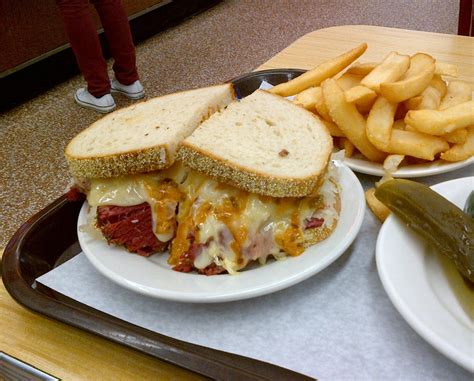 Restaurant reviews in a 100 words or less: Katz's Delicatessen (New York City)