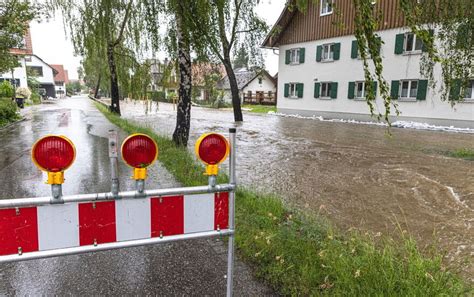 Einsatzkräfte kämpfen gegen Hochwasser im Unterallgäu und in Memmingen