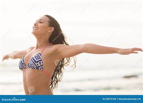 Morenita Bonita Sonriente Que Presenta En Bikini Foto De Archivo