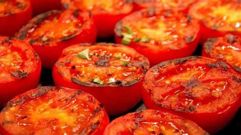 Tomates rôties dans la friteuse à air simples et super délicieuses