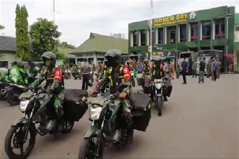 Kerahkan Babinsa TNI Bagikan 3 000 Paket Sembako Ke Warga