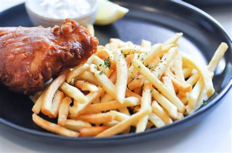 Peixe E Batatas Fritas Ou Peixe Frito E Batatas Fritas Foto De Stock