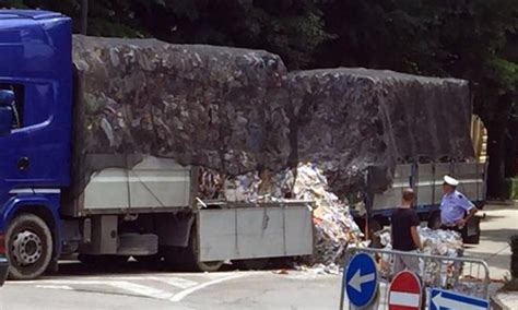 Tolentino Camion Perde Il Carico Chiuso Viale Cesare Battisti