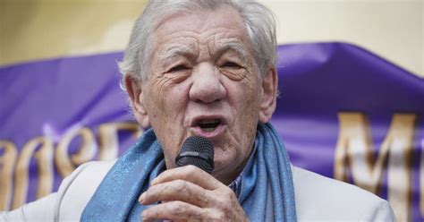 Ian McKellen Cade Dal Palco Del Teatro Paura Per Il Gandalf De Il