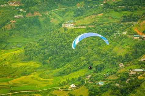 Parachute In Khau Pha Pass Editorial Stock Image Image Of Green 283906429