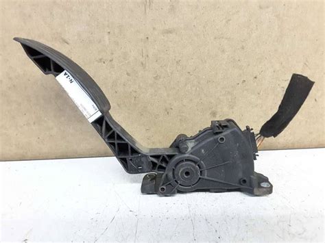 Заедает, западает педаль газа Рено Логан