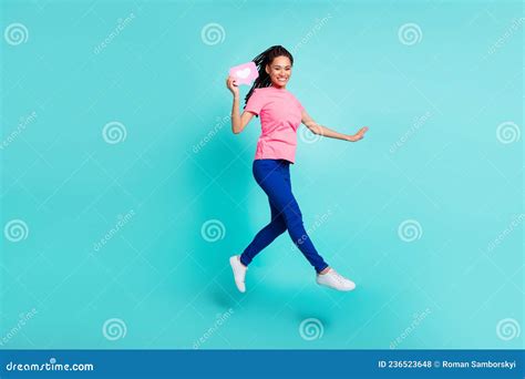 Foto De Perfil De Cuerpo Completo Del Peinado De Brunette Dulce Jovencita Aguanta Como