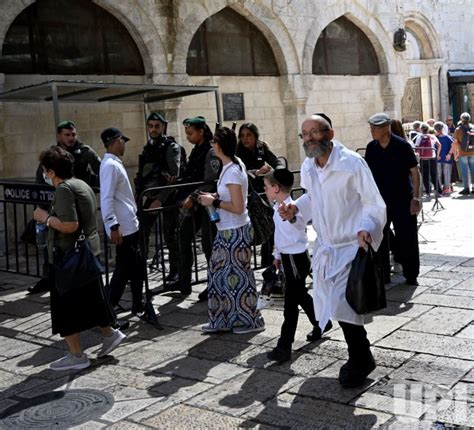 Photo Ultra Orthodox Jews On Rosh Hashanah In Jerusalems Old City