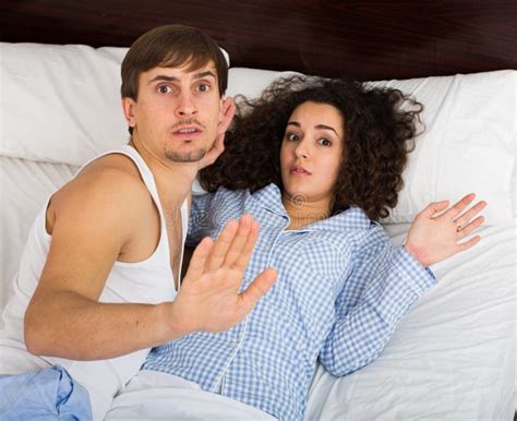 Junge Erwachsene Gefangen Sex Im Bett Habend Stockfoto Bild von mädchen unterbrochen