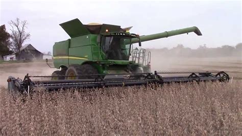 Four John Deere S690 Combines Harvesting Soybeans YouTube