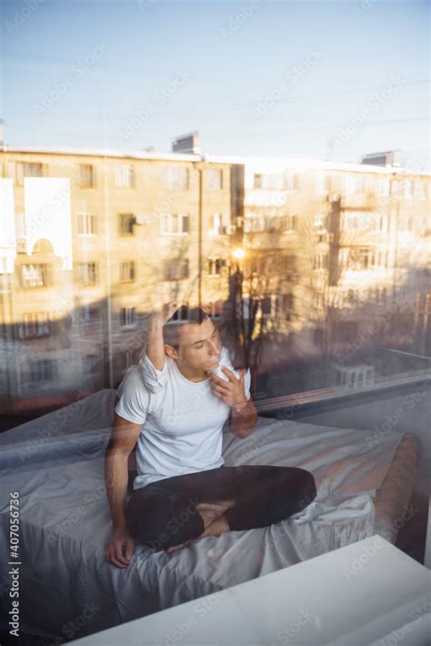 Foto De Stock Reflection In Glass In A Mirror Hot Couple In Love Man And Woman Slowly Undress