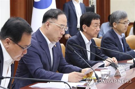 일본 수출규제 대응 관계장관회의서 발언하는 홍남기 부총리 연합뉴스