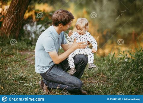 Feliz Padre Familiar E Hijo Caminando Por La Naturaleza Foto De Archivo