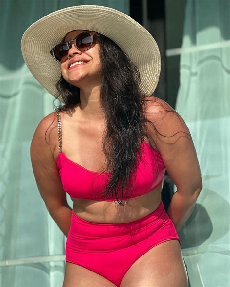 The Kapil Sharma Show Fame Bengali Actress Sumona Chakravarti Wears Fuchsia Pink Bikini In