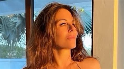 Elizabeth Hurley Shows Off Jaw Dropping Figure In A Skimpy Bikini Abdpost Amerika