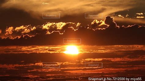 雲を赤く染める太陽の写真・画像素材 7212330 Snapmart（スナップマート）